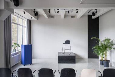 Gri duvarlar ile çatı katı tarzında şık iç