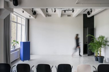 Gri duvarlar ile çatı katı tarzında şık iç