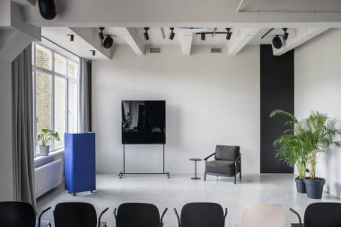 Gri duvarlar ile çatı katı tarzında şık iç