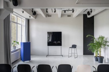 Gri duvarlar ile çatı katı tarzında şık iç