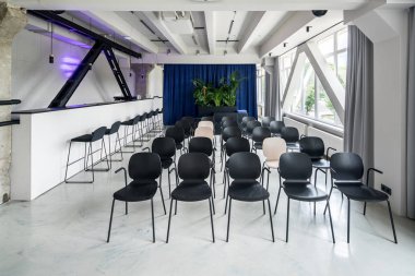 Gri duvarlar ile çatı katı tarzında şık iç