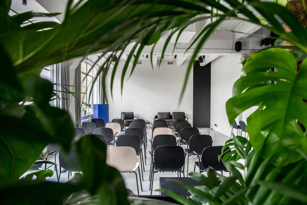 Stijlvolle interieur in loft-stijl met grijze wanden — Stockfoto