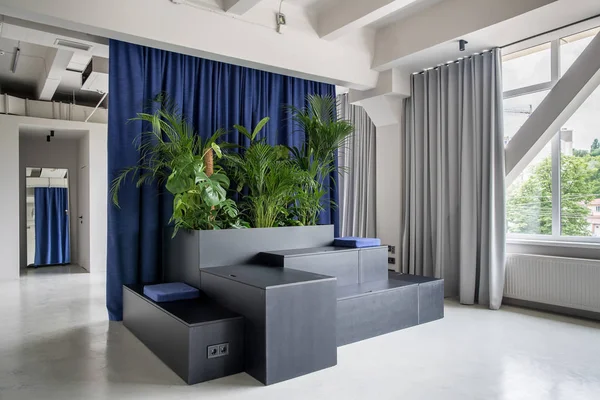 Elegante interior en estilo loft con paredes grises —  Fotos de Stock