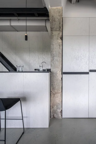Elegant inredning i loftstil med grå väggar — Stockfoto