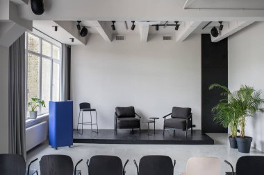 Gri duvarlar ile çatı katı tarzında şık iç