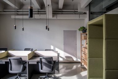 Gri duvarlar ile çatı katı tarzında şık ofis