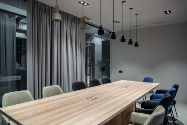 Gri ve cam duvarlı şık konferans salonu