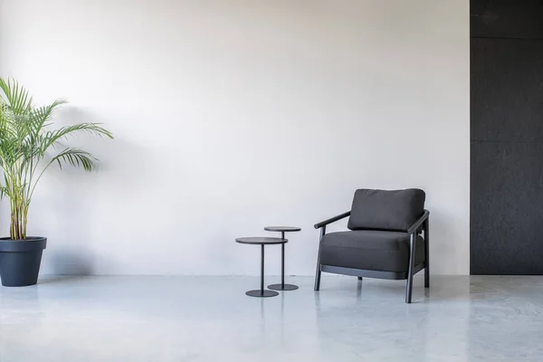 Interior elegante com paredes cinza e preto — Fotografia de Stock