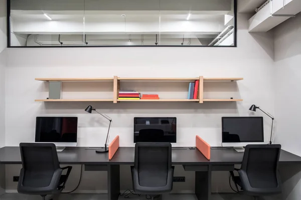 Elegante ufficio in stile loft con pareti grigie — Foto Stock