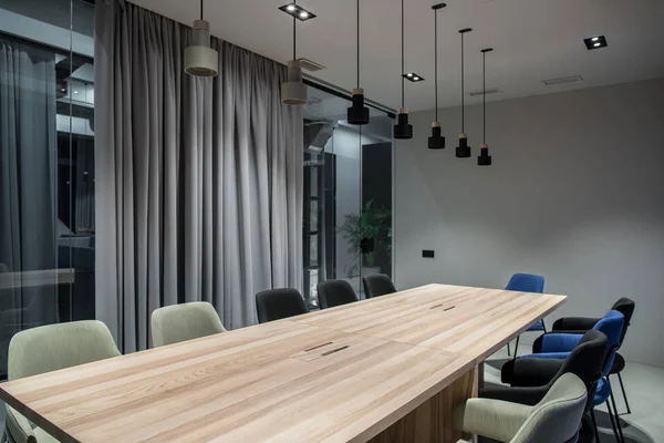 Elegante sala conferenze con pareti grigie e vetrate — Foto Stock