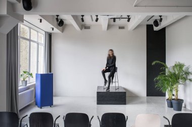 Gri duvarlar ile çatı katı tarzında şık iç