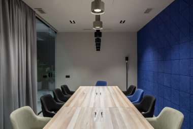 Gri ve mavi duvarlı şık konferans salonu