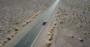 ABD'de Ölüm Vadisi'nde karayolu üzerinde koyu gri Suv araba sürüş