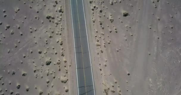Οδήγηση σκούρο Suv αυτοκίνητο στον αυτοκινητόδρομο στην κοιλάδα του θανάτου στις ΗΠΑ — Αρχείο Βίντεο