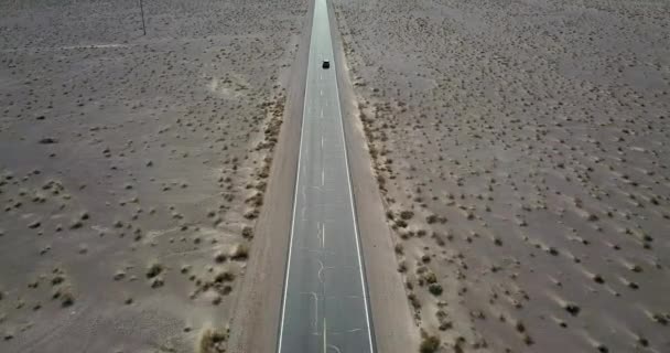 Mörka Suv bil på motorvägen i Death Valley i Usa — Stockvideo