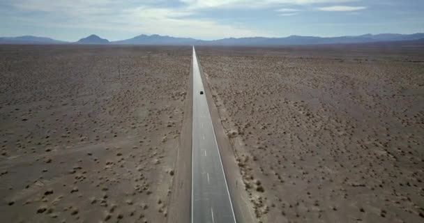 Donkere Suv auto op de snelweg in Death Valley in de VS — Stockvideo