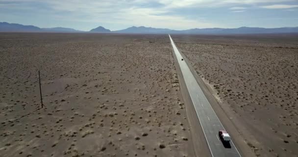 Autostrada z ruchu samochodów w dolinie śmierci w Usa — Wideo stockowe