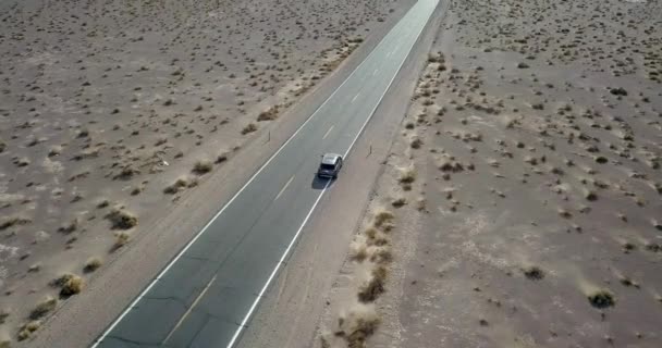 Guidare auto SUV grigio scuro in autostrada nella Death Valley negli Stati Uniti — Video Stock