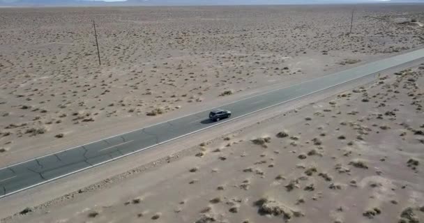 Guidare auto SUV grigio scuro in autostrada nella Death Valley negli Stati Uniti — Video Stock
