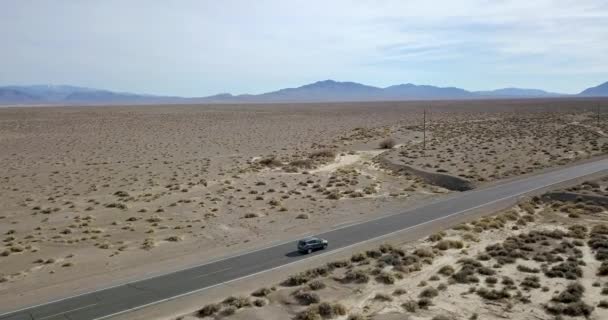 Jízdě tmavě šedé Suv auto na dálnici v údolí smrti v Usa — Stock video