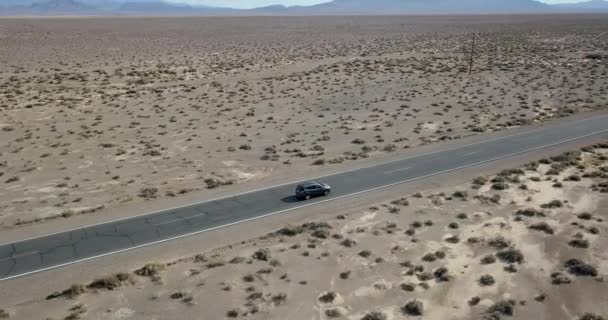 Sötét szürke Suv autó vezetés Highway a Death Valley, Amerikai Egyesült Államok — Stock videók