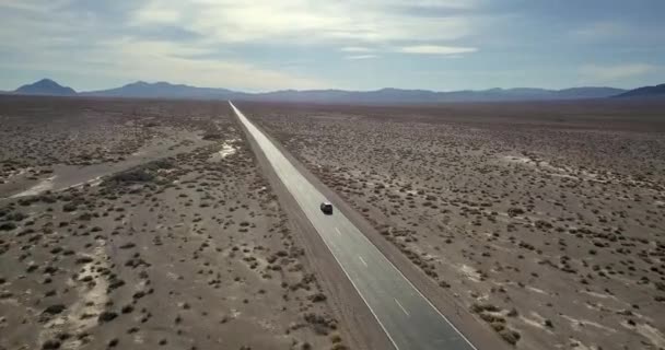 Αυτοκινητόδρομος με κίνηση αυτοκινήτων Suv στην κοιλάδα του θανάτου στις ΗΠΑ — Αρχείο Βίντεο
