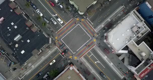 サンフランシスコ アメリカ合衆国 2018 トラフィックのカストロ地区に人々 と虹の横断歩道を歩いて通り交差点平面図します 航空ビデオの上向きに下方からズームで録画 — ストック動画
