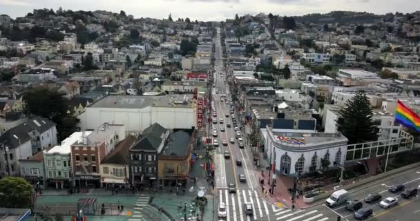 Castro distrikt mit armbrust regenbogen in san francisco in usa — Stockvideo