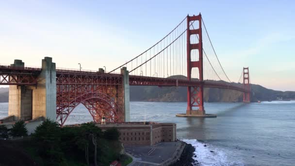 Golden Gate Bridge na pozadí oblohy v San Franciscu — Stock video