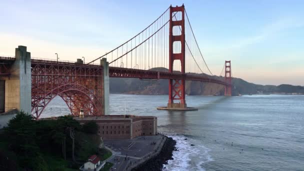 Golden Gate Bridge na pozadí oblohy v San Franciscu — Stock video