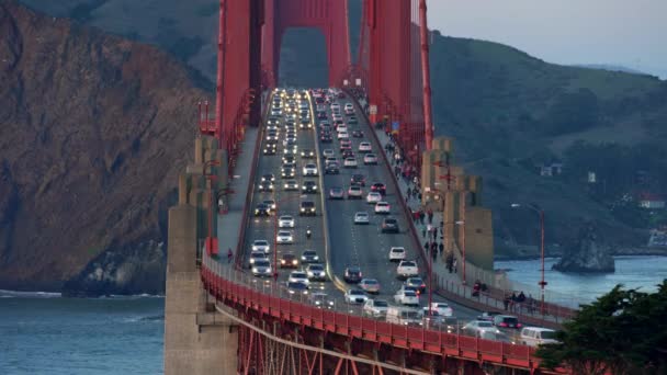 Verlichte verkeer op de Golden Gate Bridge in San Francisco — Stockvideo