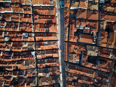 Kırmızı-turuncu çatı Dubrovnik Hırvatistan'ın eski evleri