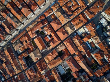 Kırmızı-turuncu çatı Dubrovnik Hırvatistan'ın eski evleri