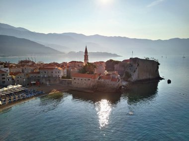 Denizde defne ve eski Budva şehir Karadağ'göster