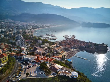 Denizde Körfezi ve Budva şehir Karadağ'göster