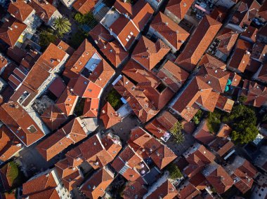 Kırmızı-turuncu çatı Karadağ Budva'nın eski evleri