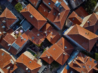 Kırmızı-turuncu çatı Karadağ Budva'nın eski evleri