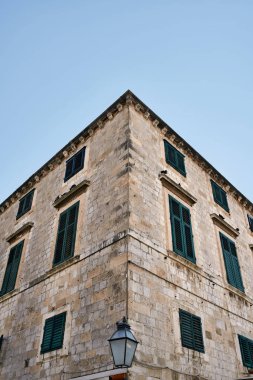 Eski taş evleri ile fener ve panjurlar ile pencere eşiği