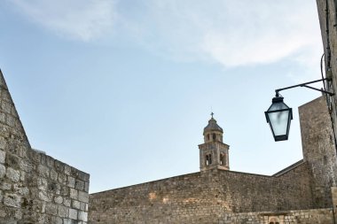 Eski duvarlar ve çan kulesinde Dubrovnik Hırvatistan