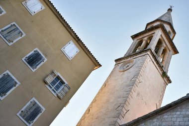 Karadağ'daki Budva'nın cephesinde saatli kilise kule