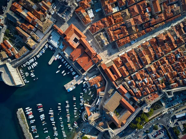 Kijk op zee baai en oude stad van Dubrovnik in Kroatië — Stockfoto
