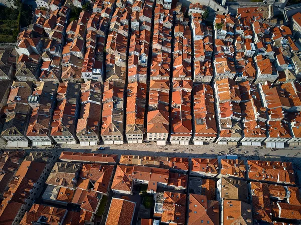 Staré domy s červeno oranžové střechy v Dubrovníku v Chorvatsku — Stock fotografie