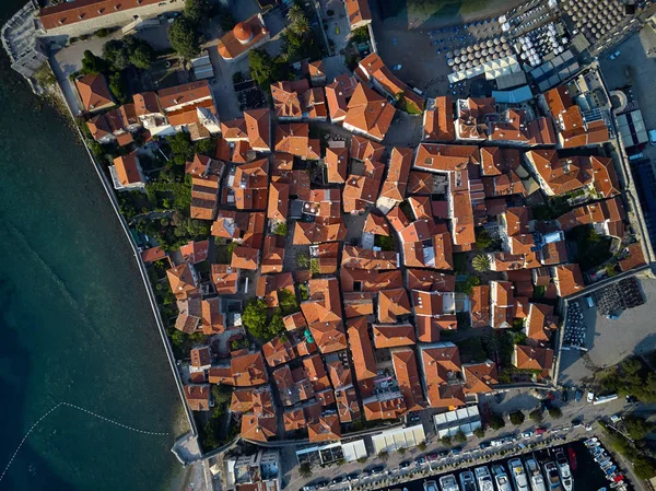 Oude stad en de kust met pier en het strand in Budva in Montenegro — Stockfoto