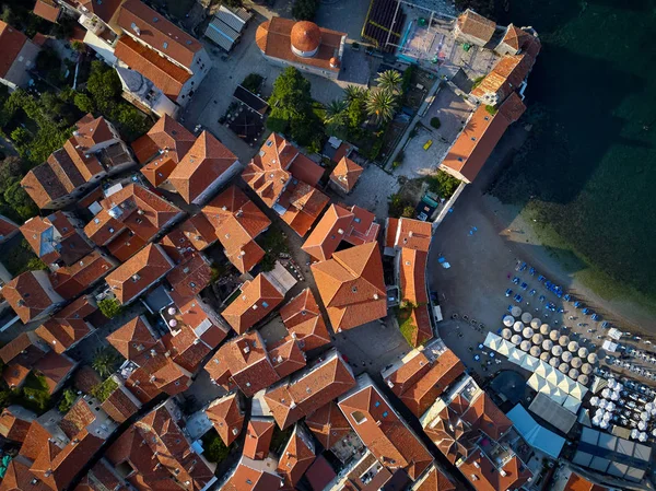 Oude stad en de kust met strand in Budva in Montenegro — Stockfoto