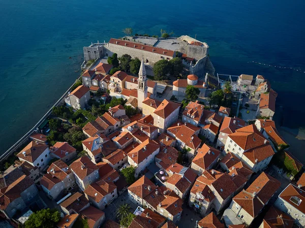 Oude stad met kerken en fortificaties in Budva in Montenegro — Stockfoto