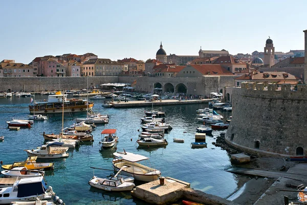 Kijk op zee baai en oude stad van Dubrovnik in Kroatië — Stockfoto