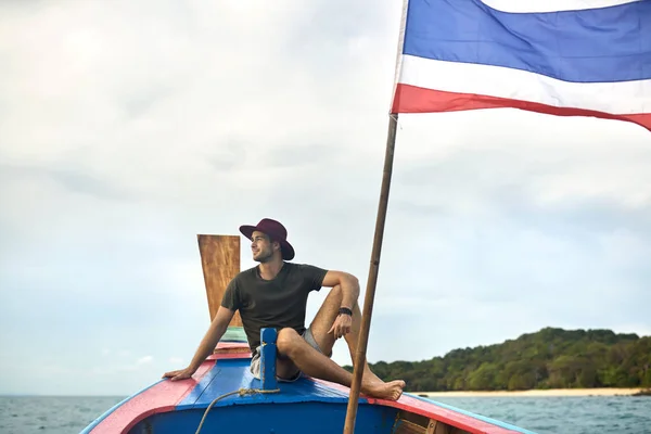 Feliz Cara Descalço Com Restolho Chapéu Carmesim Está Navegando Barco — Fotografia de Stock