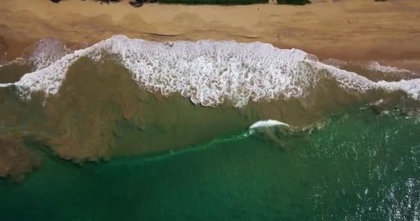 Paisaje tropical de playa de arena y olas marinas rodando en — Vídeo de stock