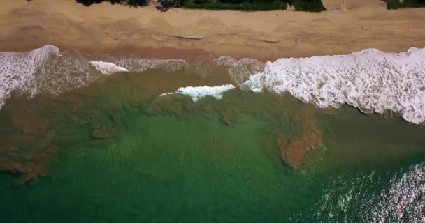 Paisaje tropical de playa de arena y olas marinas rodando en — Vídeo de stock