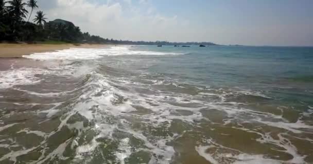 Paisaje tropical de playa de arena y olas marinas rodando en — Vídeos de Stock